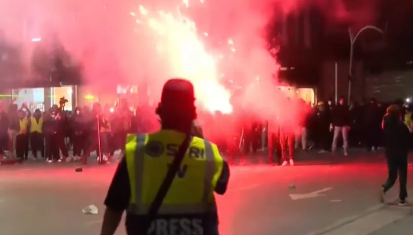 Vijon e tensionuar protesta në Tiranë, protestuesit hedhin breshëri fishekzjarrësh drejt policisë