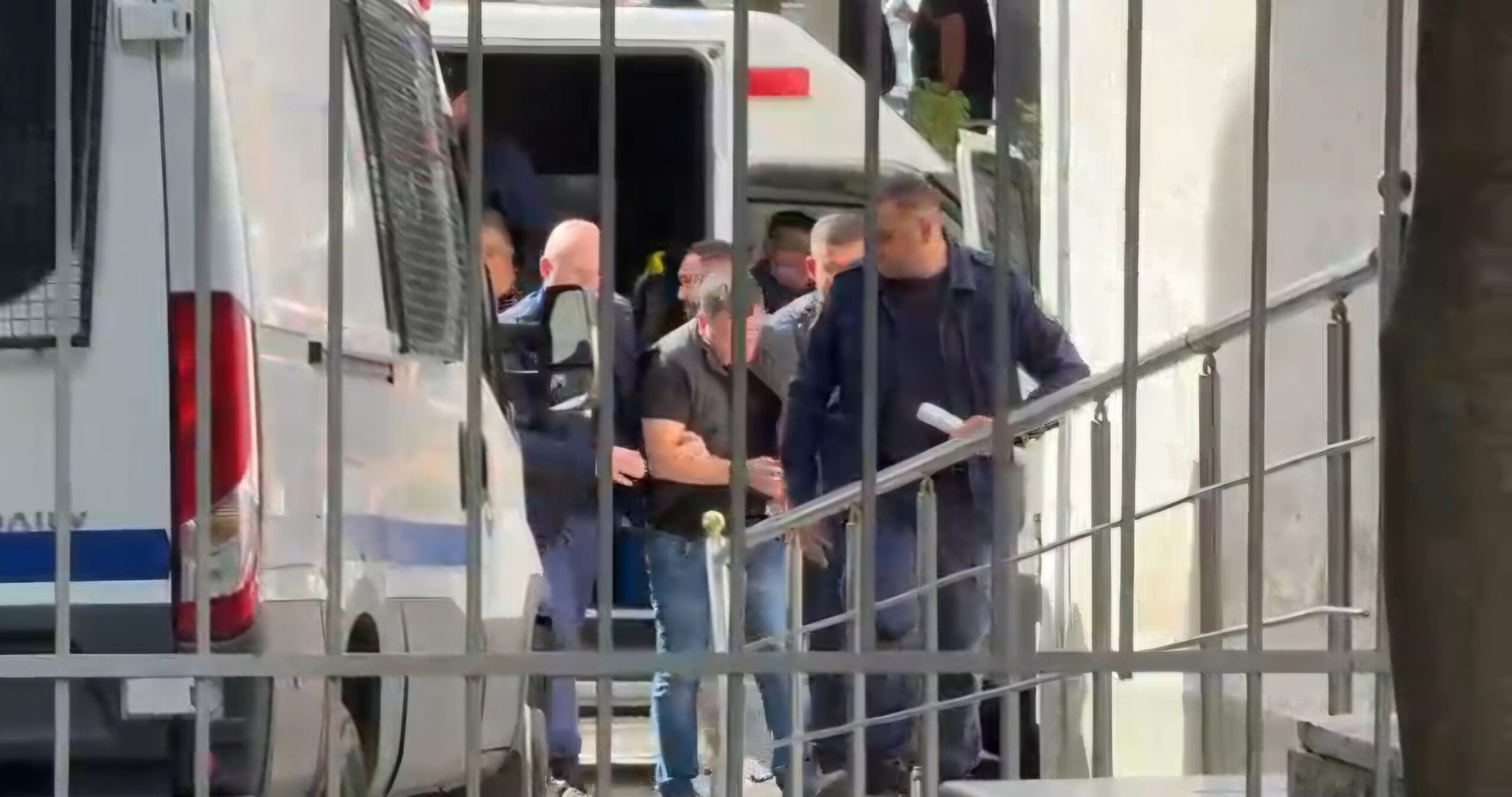 I dënuar për tri vrasje, Sokol Hoxha mbërrin nën masa të rrepta sigurie në Gjykatën e Fierit dhe kërkon heqjen e dënimit