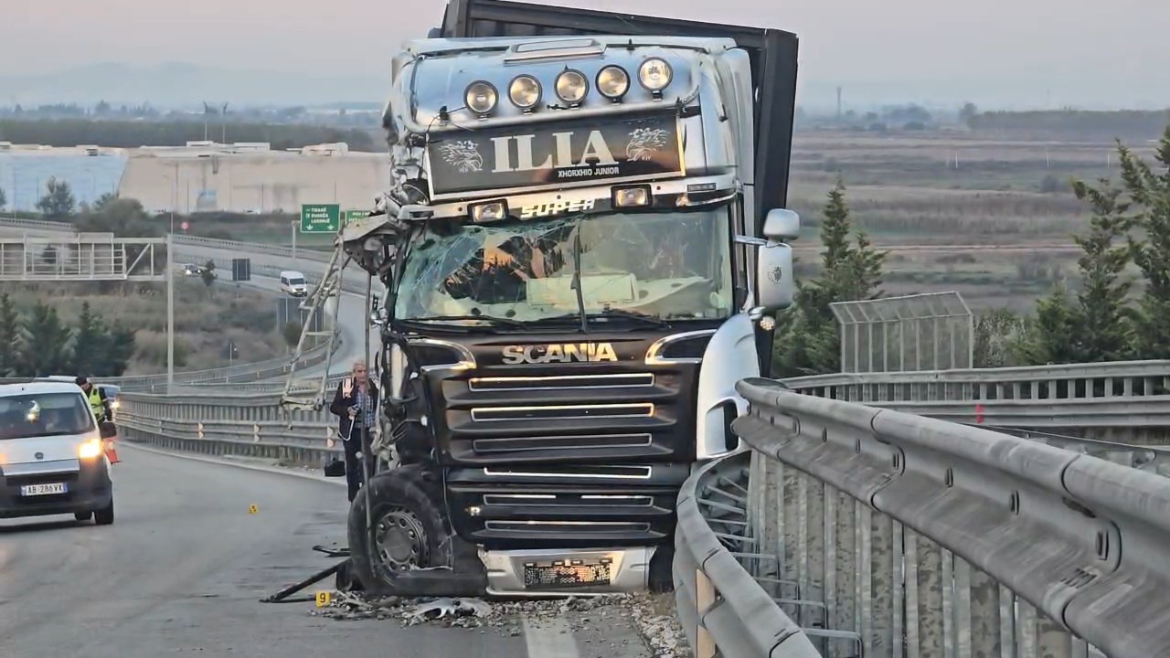 Aksident në bypass-in Mbrostar–Levan, betonierja del nga rruga, plagoset shoferi