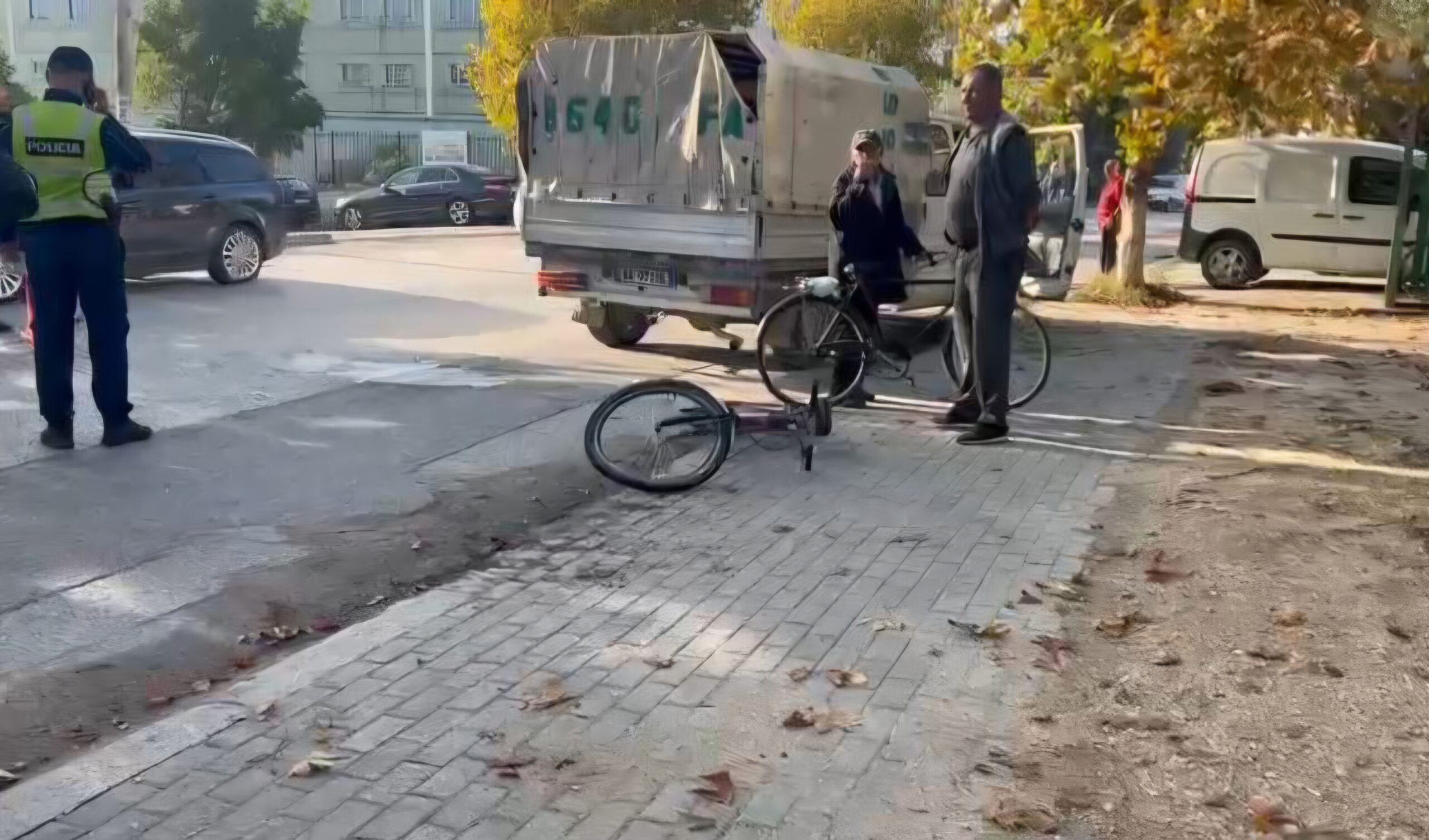 Aksident në Fier, e përplasi makina, dërgohet në spital drejtuesi i biçikletës